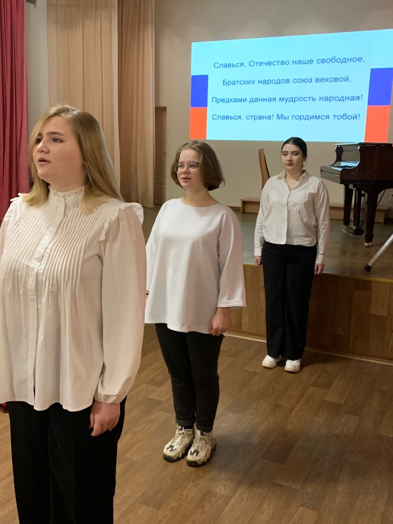 Церемония вынесения флага Российской Федерации