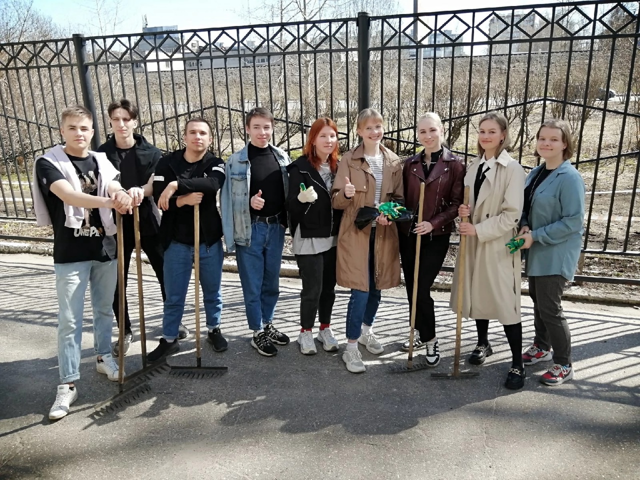 Трудовой десант - на уборку территории колледжа!