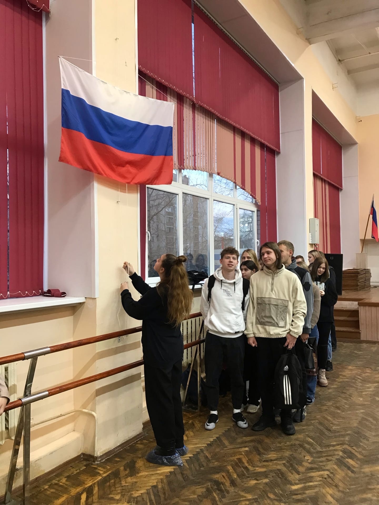 Церемония поднятия флага РФ во 2 учебном корпусе педколледжа