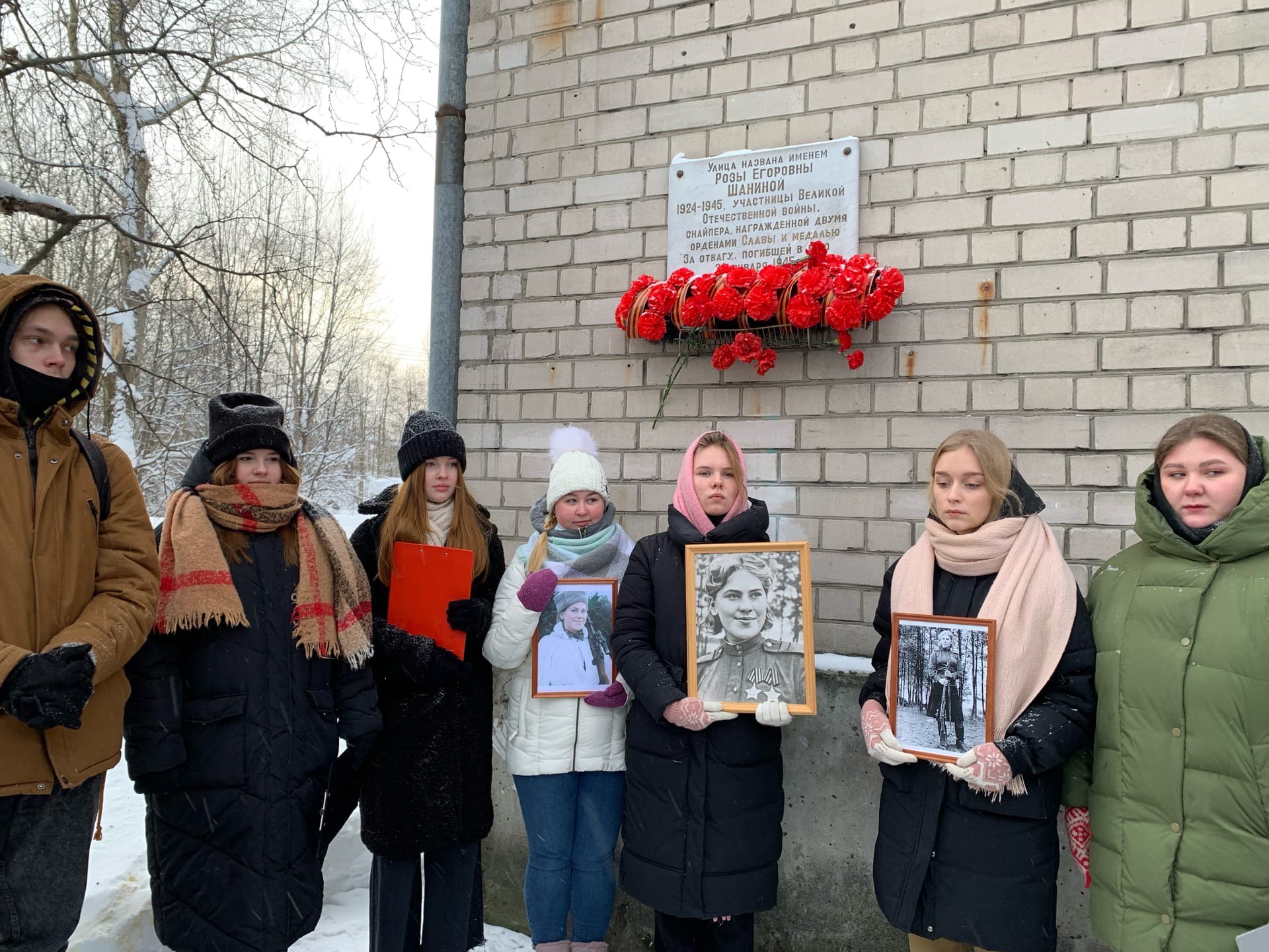 Митинг у памятной доски